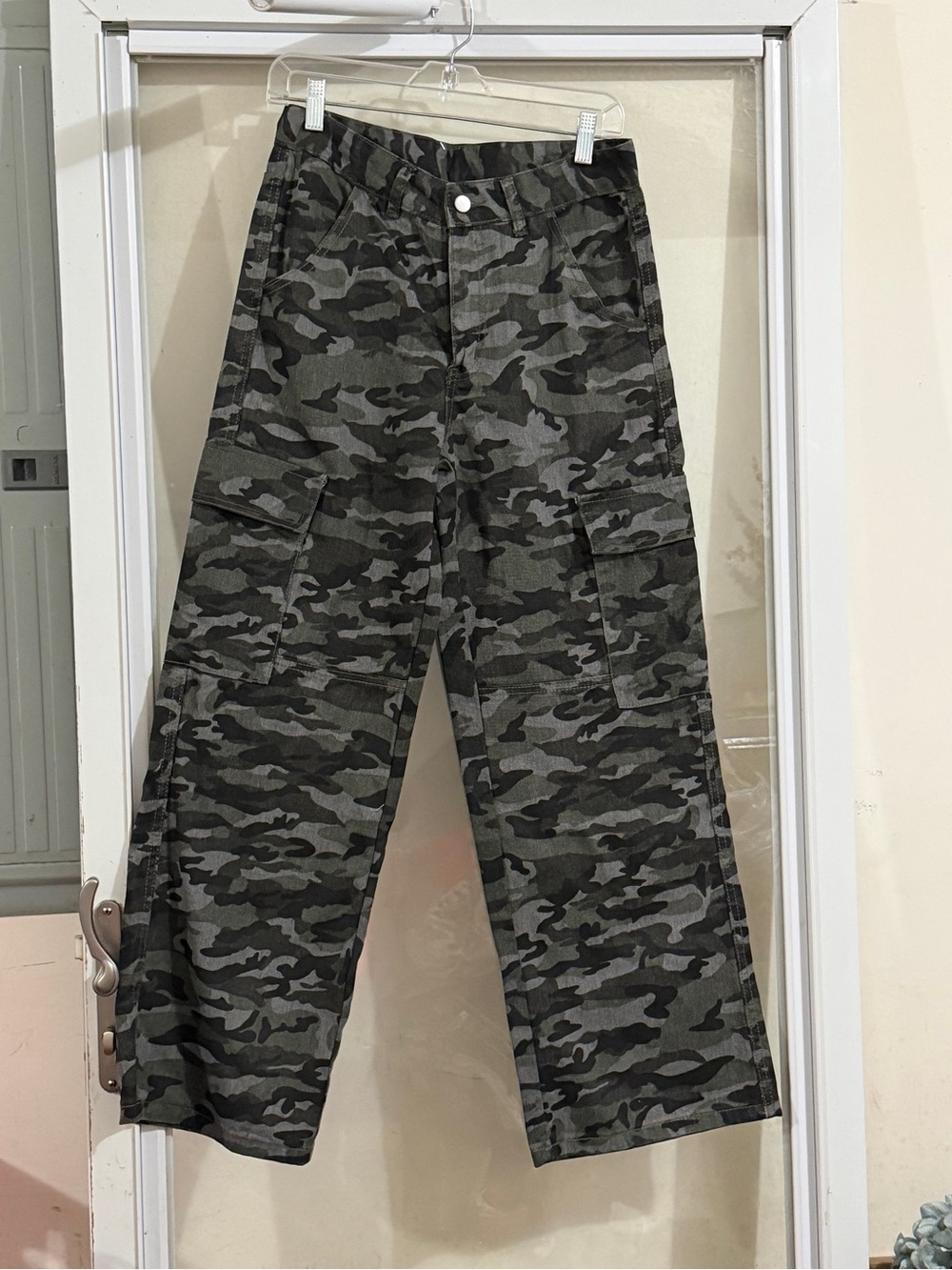 High-Rise Wide-Leg Cargo Pants in Olive Camo